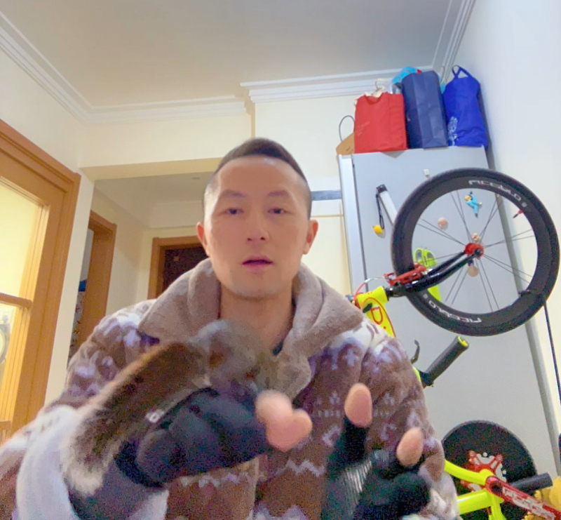 易客萌宠巧巧的客户大哥对易客团队给予了高度评价。他特别指出，我们所提供的小松鼠不仅健康状况良好且极其惹人喜爱；同时，我们也承诺为客户提供终身售后服务，在整个饲养过程中毫无保留地提供全面的支持与指导。此外，我们的客服团队展现了极高的专业素养和热情态度，并能够迅速响应客户的需求。在此，我们诚挚地感谢大哥对我们服务的认可与赞赏。-易客萌宠官方网站